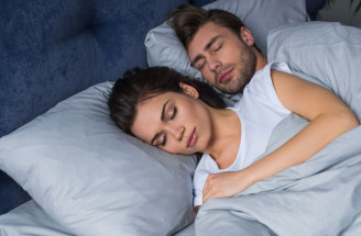 Polohy pri spánku s partnerom - čo prezrádzajú o vašom vzťahu?