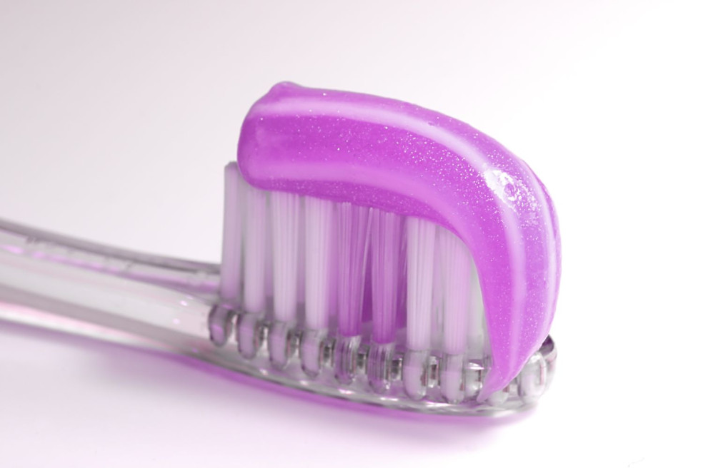 čistenie žehličky so zubnou pastou