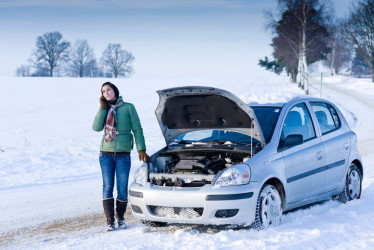 Chladiaca kvapalina do auta – význam, typy, farby. Kedy ju treba doliať?