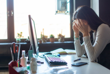 Sedíte celý deň za počítačom? Aké sú následky celodennej práce pred monitorom