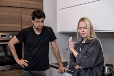 Keď bývalá partnerka nedá pokoj: Ako riešiť situáciu, keď ex zasahuje do vášho vzťahu?