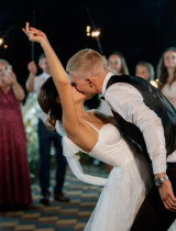 Čo si obliecť na svadbu ako hosť? Tipy pre dámy a pánov rôzneho veku
