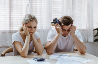 Finančný stres a partnerský život: Ako peniaze vplývajú na intimitu a vzťahy?