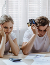 Finančný stres a partnerský život: Ako peniaze vplývajú na intimitu a vzťahy?