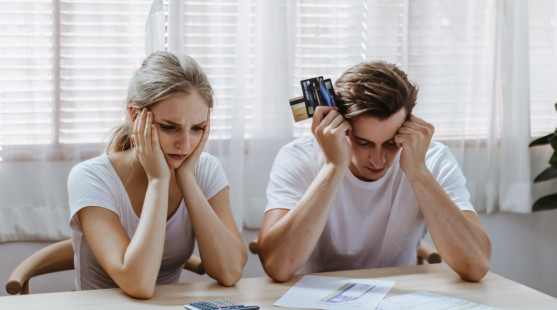 Finančný stres a partnerský život: Ako peniaze vplývajú na intimitu a vzťahy?