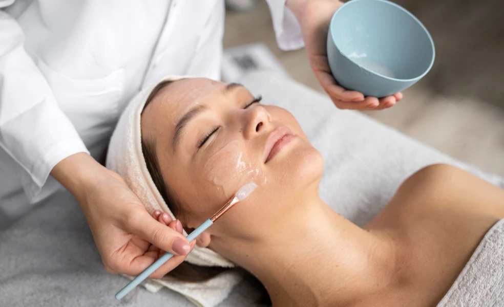 Kozmetička vykonáva hĺbkové čistenie pleti v salóne v Košiciach – relax a regenerácia pleti