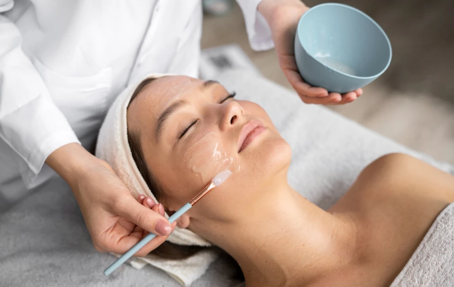 Kozmetička vykonáva hĺbkové čistenie pleti v salóne v Košiciach – relax a regenerácia pleti