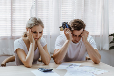 Finančný stres a partnerský život: Ako peniaze vplývajú na intimitu a vzťahy?