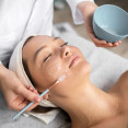 Hĺbkové čistenie pleti a masáž: Spojenie, ktoré revitalizuje telo aj myseľ