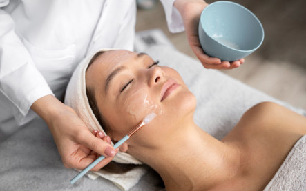 Kozmetička vykonáva hĺbkové čistenie pleti v salóne v Košiciach – relax a regenerácia pleti