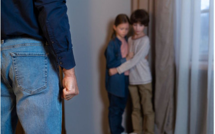 deti v kúte vystrašené ohrozované dospelým mužom