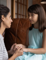 Nerozprávajte sa len o škole: 10 otázok, ktoré večer prehĺbia vzťah s deťmi