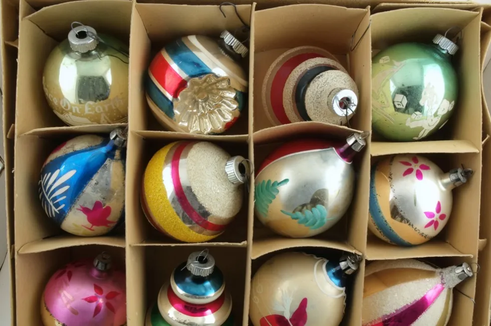 staré vianočné dekorácie