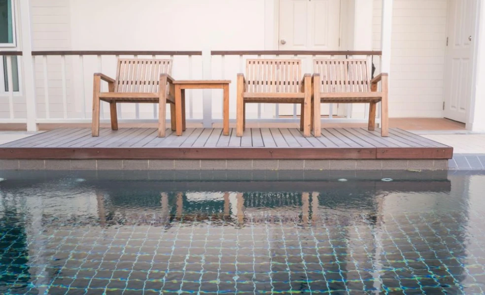Ako postaviť terasu pri bazéne bez betónu