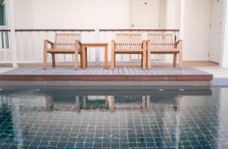 Nulové betónovanie, nulové starosti: Ako si postaviť terasu pri bazéne za víkend