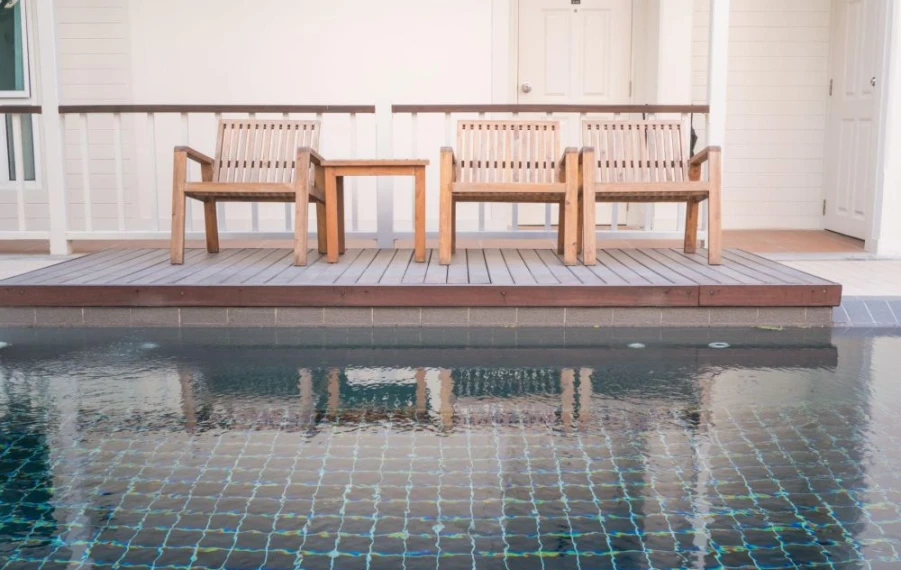 Ako postaviť terasu pri bazéne bez betónu