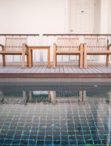 Nulové betónovanie, nulové starosti: Ako si postaviť terasu pri bazéne za víkend