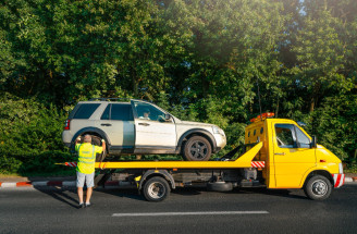 Nepríjemné prekvapenia na cestách: Kedy volať odťahovku a čo zvládnete opraviť na mieste?