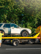 Nepríjemné prekvapenia na cestách: Kedy volať odťahovku a čo zvládnete opraviť na mieste?