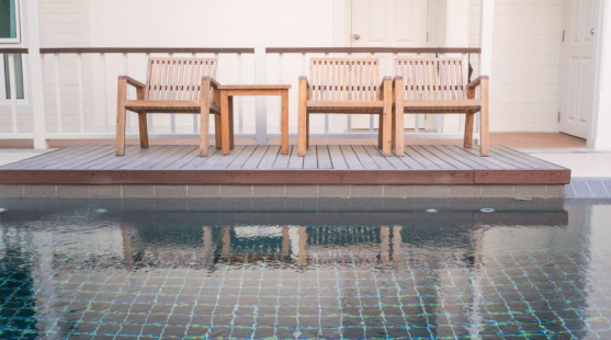 Nulové betónovanie, nulové starosti: Ako si postaviť terasu pri bazéne za víkend