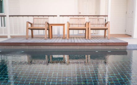 Ako postaviť terasu pri bazéne bez betónu