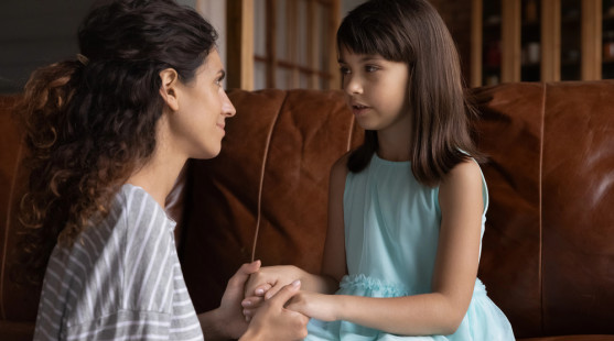 Nerozprávajte sa len o škole: 10 otázok, ktoré večer prehĺbia vzťah s deťmi