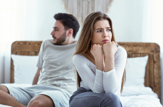7 častých signálov, že váš partner skrýva niekoho iného – ide skutočne o neveru?