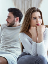 7 častých signálov, že váš partner skrýva niekoho iného – ide skutočne o neveru?