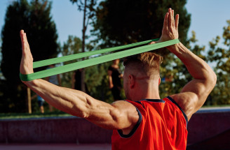 Guma na cvičenie: Nenápadný pomocník, ktorý strčí do vrecka polovicu posilňovne