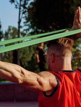 Guma na cvičenie: Nenápadný pomocník, ktorý strčí do vrecka polovicu posilňovne
