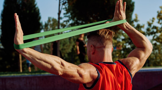 Guma na cvičenie: Nenápadný pomocník, ktorý strčí do vrecka polovicu posilňovne