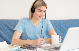 Aké vzdelávanie sa oplatí viac: Tradičná škola alebo online kurzy?